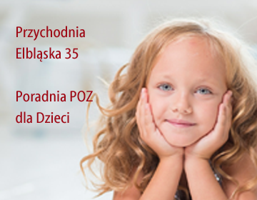 Dziewczynka podparta dłońmi delikatnie się uśmiecha