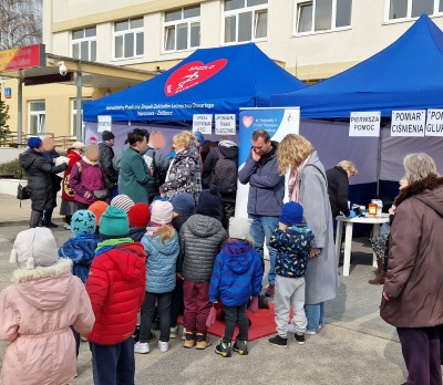 odwiedzający stanowisko piknikowe